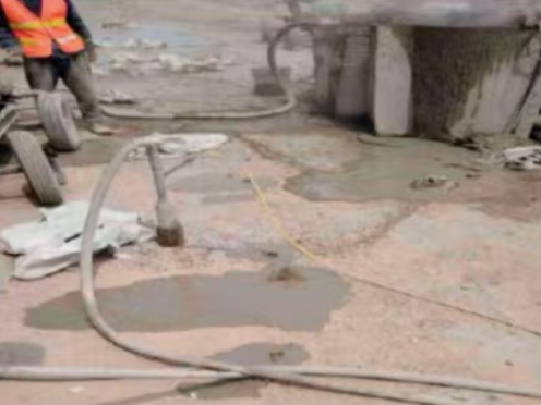 蔚县水泥混凝土路面板底注浆技术 路面脱空注浆整治方案